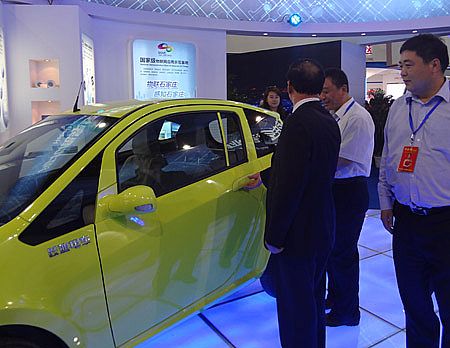 展會上客戶參觀電動(dòng)汽車