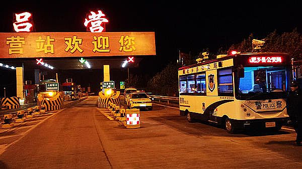 移動警務室在青蘭高速呂營收費站"執(zhí)勤"