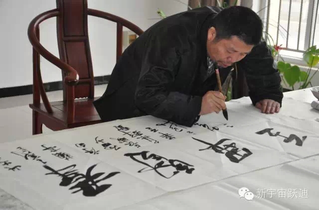 中國書畫家協(xié)會理事郭海燕先生親臨躍迪集團現場揮毫潑墨