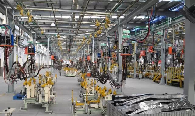 躍迪電動汽車裝車完畢發(fā)往荊州，買躍迪電動汽車可投保，解決您的后顧之憂！