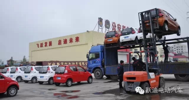 躍迪人冒雨檢測(cè)發(fā)車(chē)甘肅，第一時(shí)間保證躍迪電動(dòng)汽車(chē)市場(chǎng)供應(yīng)